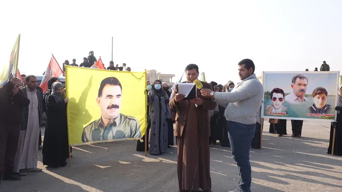 Şêniyên Reqa û Dêrazorê ji bo rêber Ocalan meşiyan