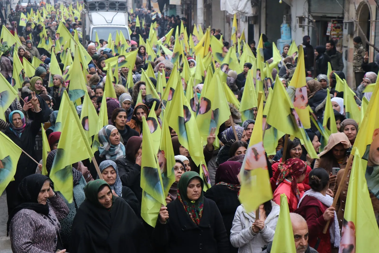 ​​​​​​​Şêniyên taxên Şêxmeqsûd û Eşrefiyê tecrîda li ser rêber Ocalan şermezar kir