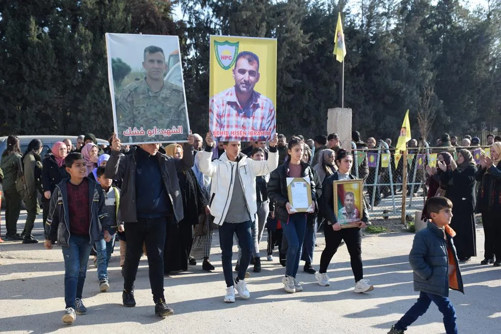 ​​​​​​​Şêniyên Qamişlo çilrojiya şehîdên komkujiya Teqel Beqel bi bîr anîn