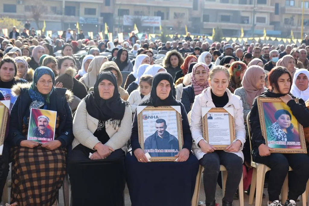​​​​​​​Şêniyên Qamişlo çilrojiya şehîdên komkujiya Teqel Beqel bi bîr anîn