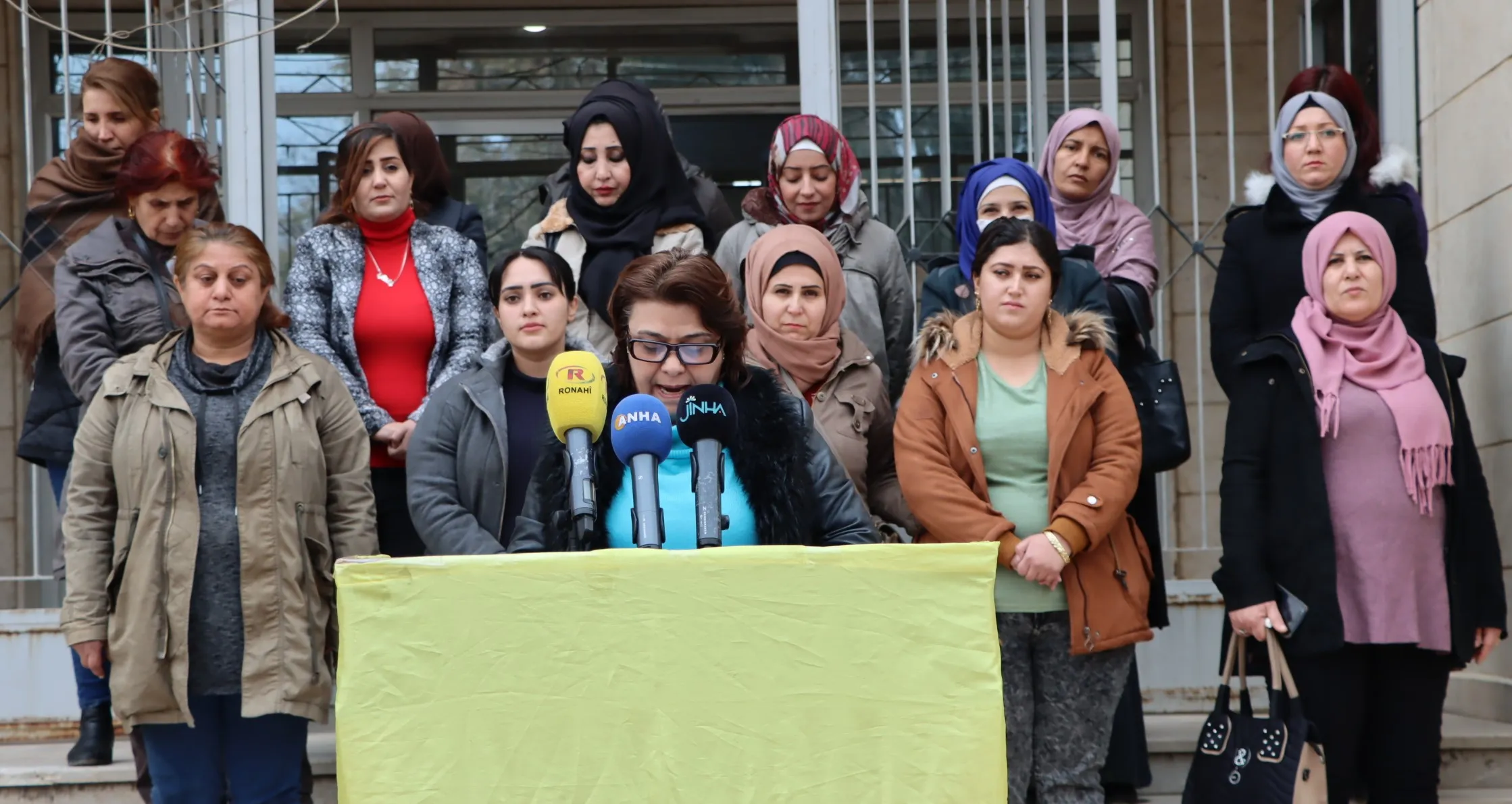 Nivîsgeha Jinan a TEV-DEMʹê ji bo azadiya fîzîkî ya rêber Ocalan banga têkoşînê kir