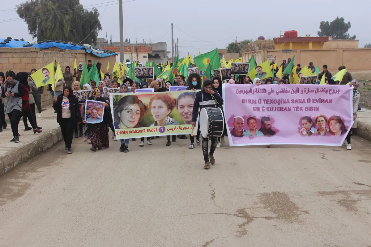 Şêniyên Qamişloyê li dijî komkujiya Parîsê meşiyan