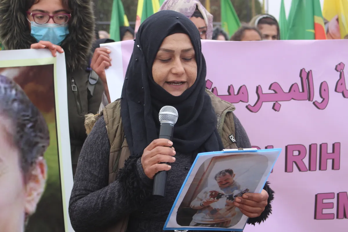 Şêniyên Qamişloyê li dijî komkujiya Parîsê meşiyan