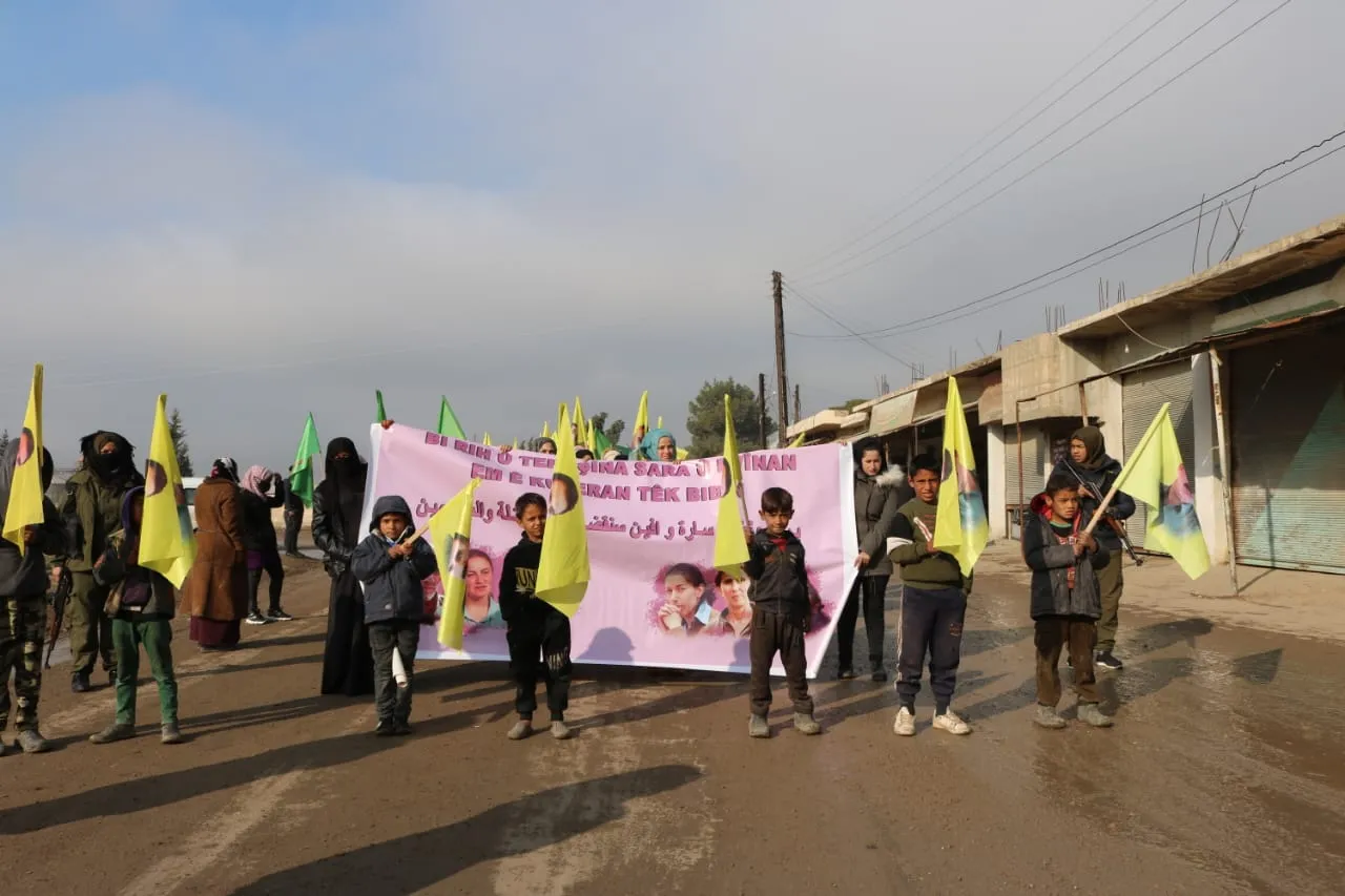 Şêniyên Qamişloyê li dijî komkujiya Parîsê meşiyan