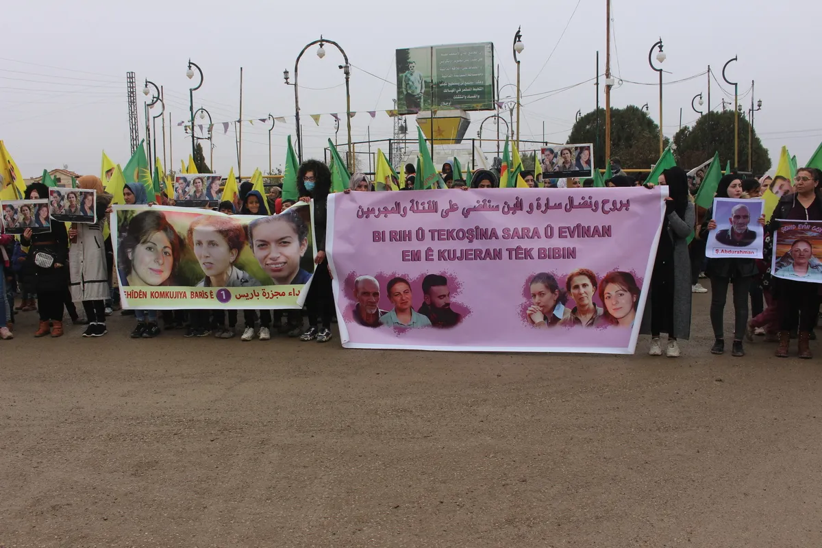 Şêniyên Qamişloyê li dijî komkujiya Parîsê meşiyan