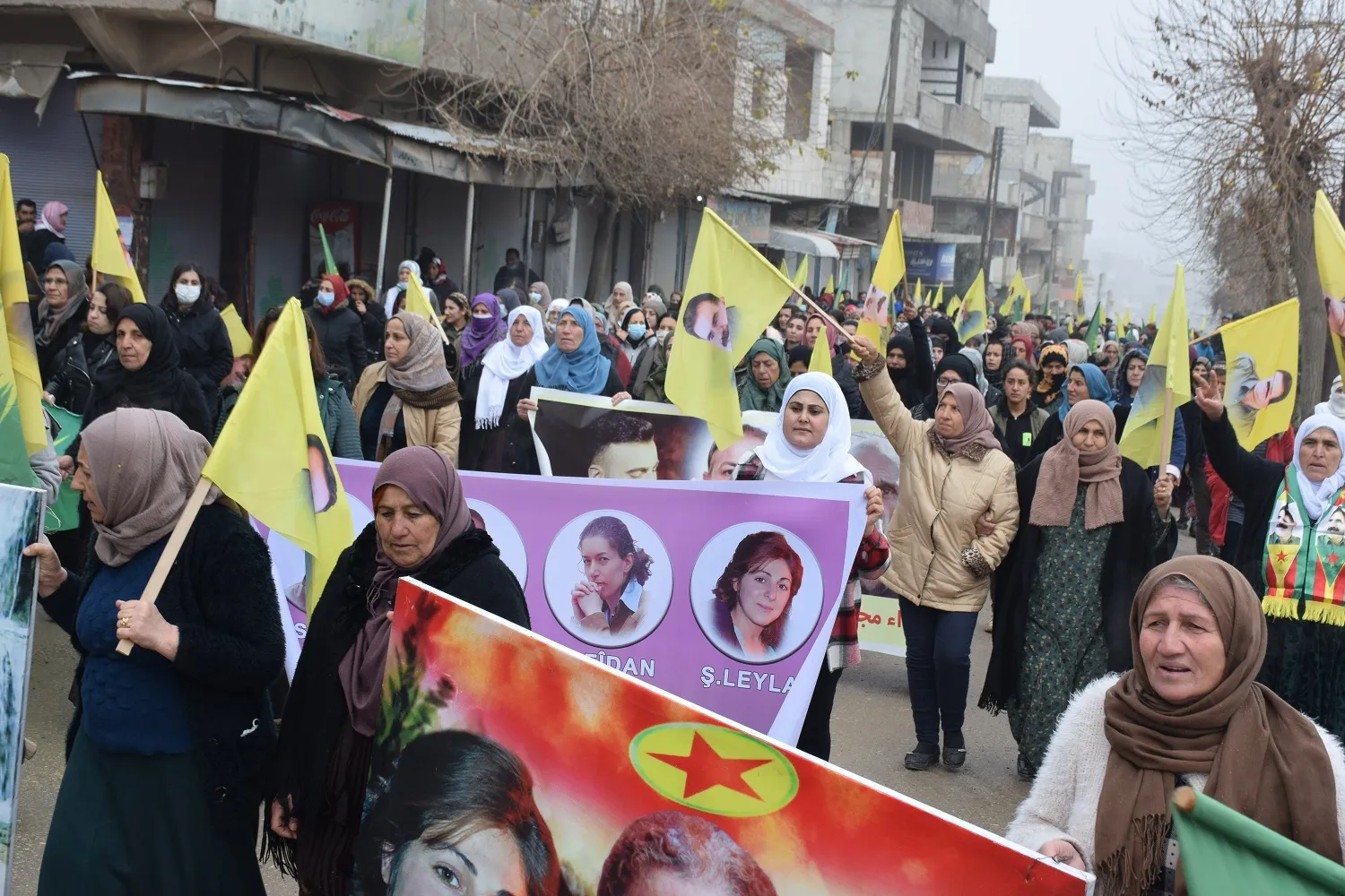 Şêniyên Qamişloyê li dijî komkujiya Parîsê meşiyan