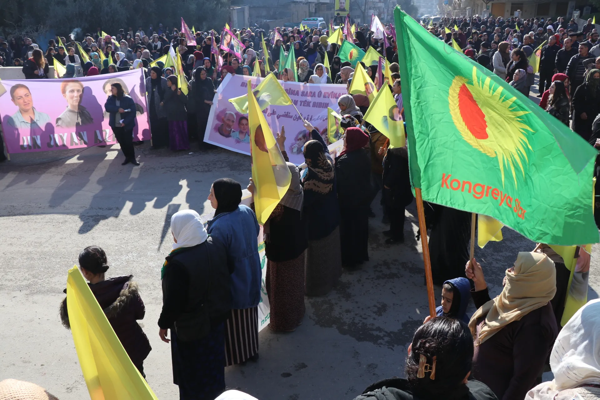 Li Qamişloyê jinan şehîdên komkujiyên Parîsê bi bîr anîn