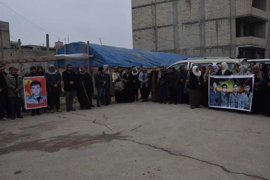 ​​​​​​​Şêniyên Kobanê sersaxî dan malbatên şehîd Serhed û Rohat