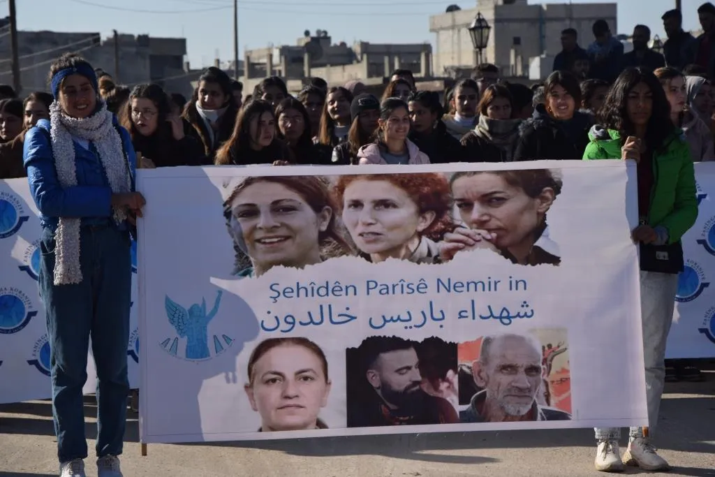 Şêniyên Bakur û Rojhilatê Sûriyê şehîdên komkujiya Parîsê bi bîr anîn