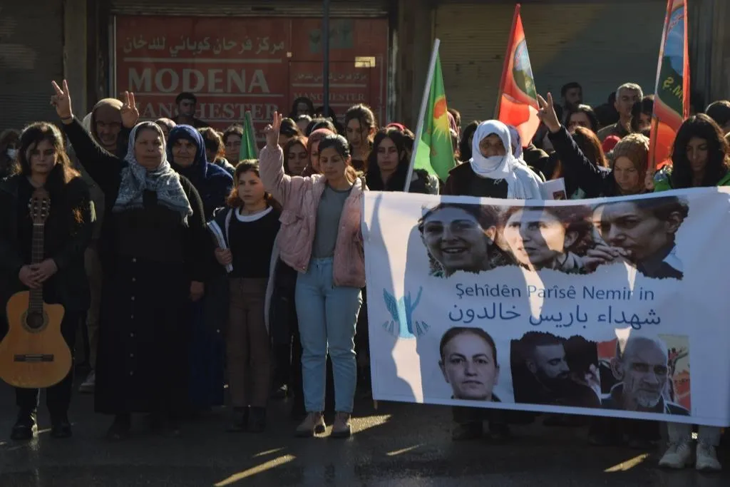 Şêniyên Bakur û Rojhilatê Sûriyê şehîdên komkujiya Parîsê bi bîr anîn