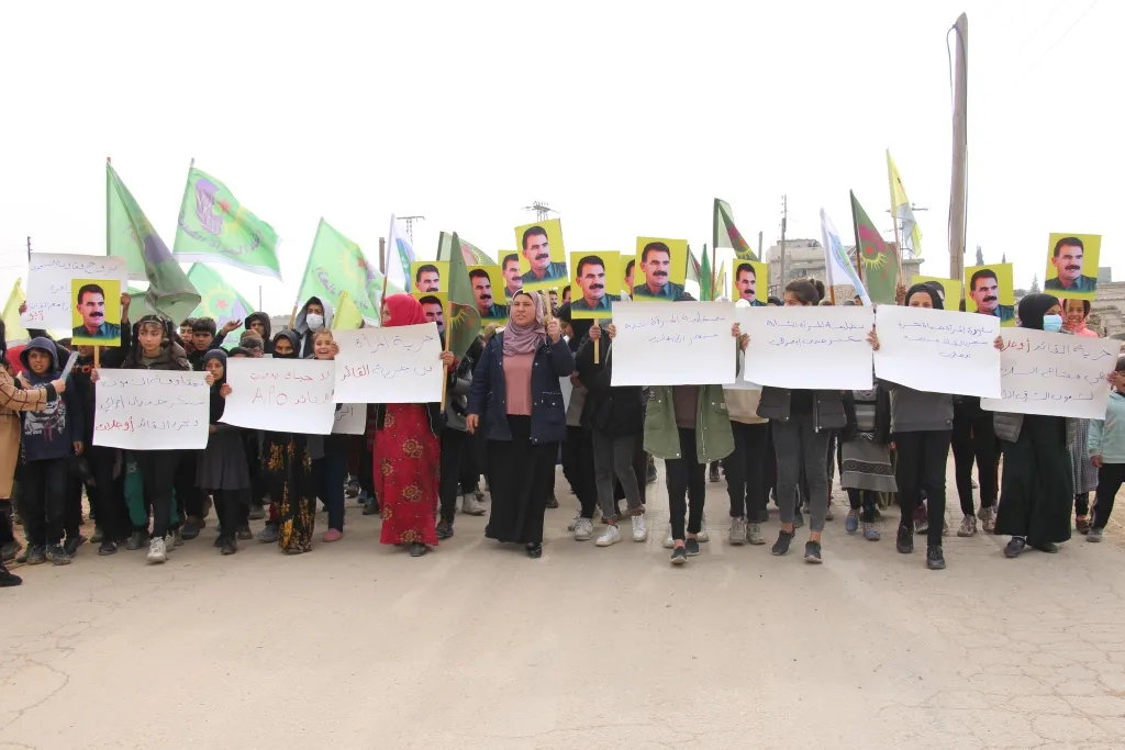 ​​​​​​​Şêniyên Minbicê li dijî tecrîdê meşiyan