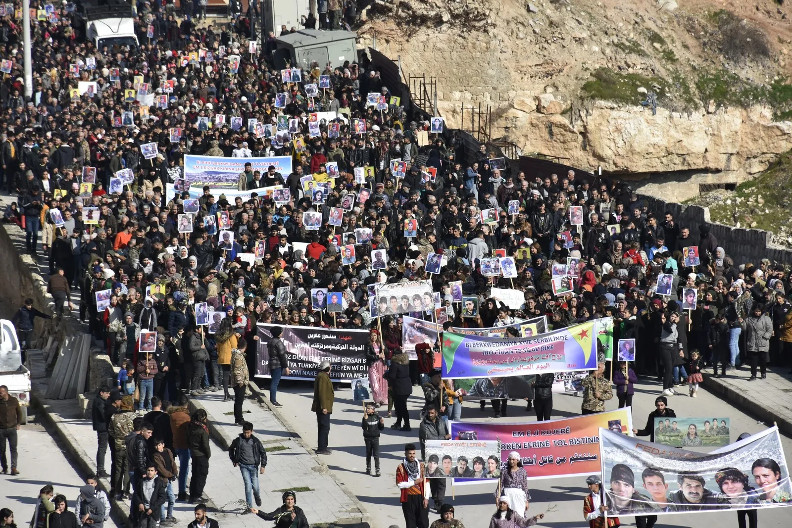 ​​​​​​​Li Helebê bi hezaran kes ji bo Efrînê meşiyan