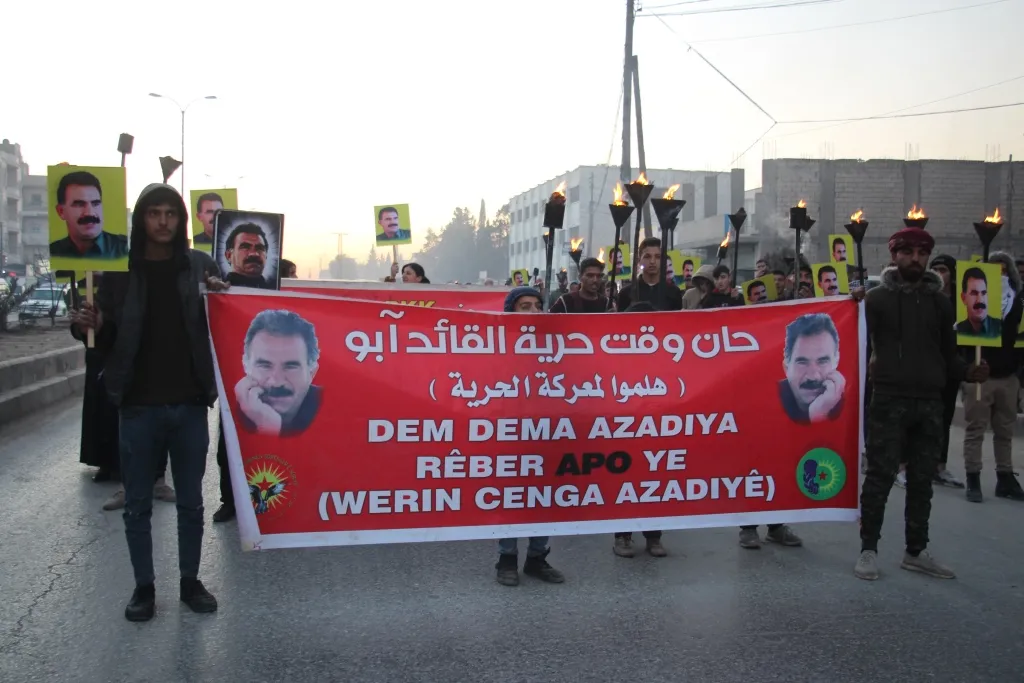 Li Minbicê li dijî êrişên kîmyewî meşa bi meşaleyan