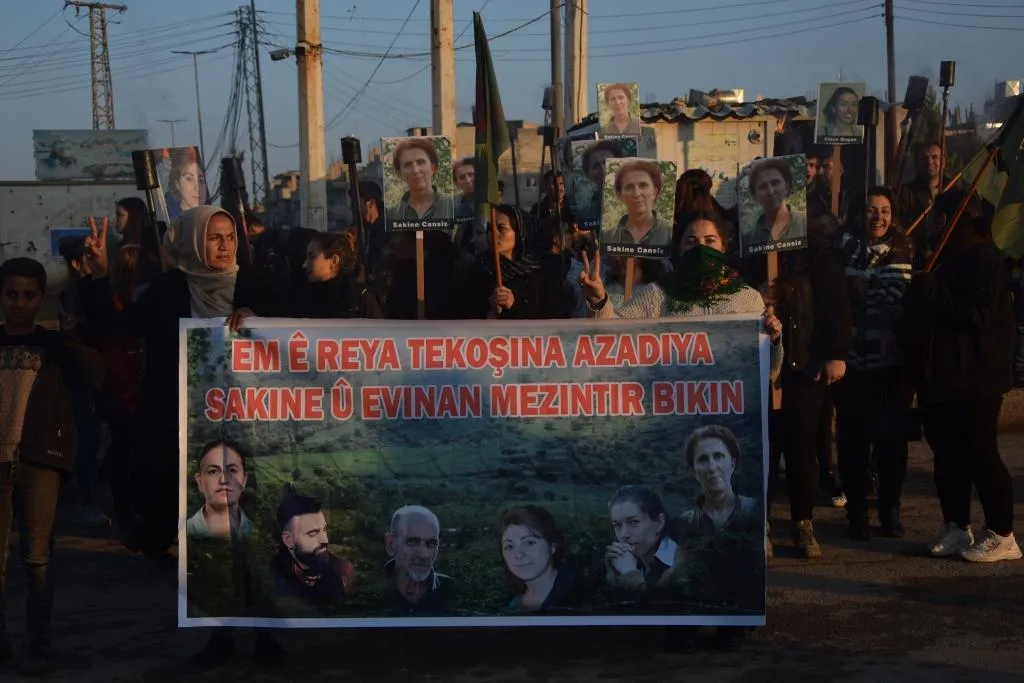 ​​​​​​​Jinên ciwan bi meşekê şehîdên Komkujiya Parîsê bi bîr anîn