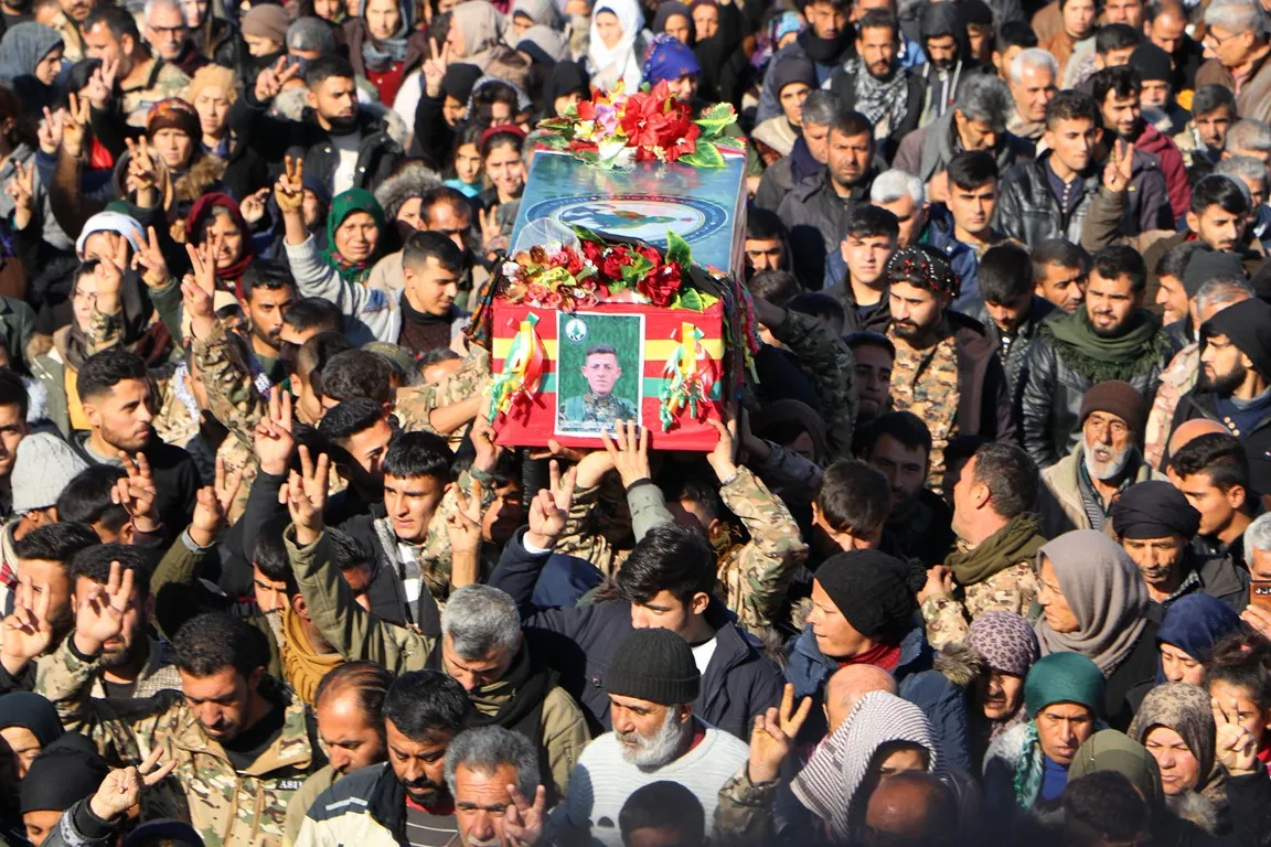 Şêniyên Herêma Efrînê cenazeyê şehîd Şêrhat oxir kir