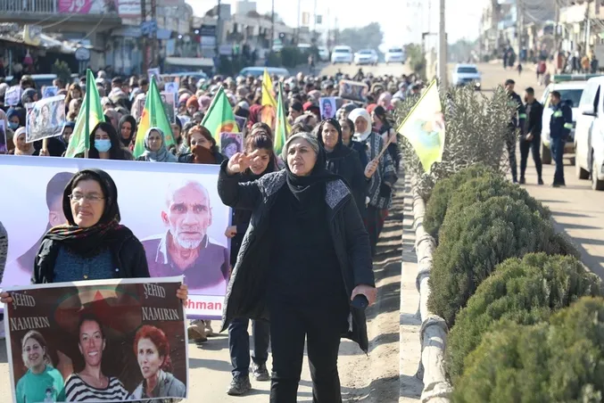 Bi wêneyan xwepêşandanên li dijî komkujiyên Parîsê