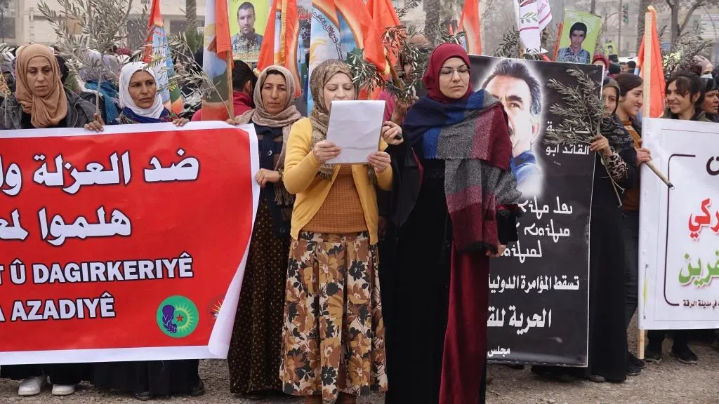 ​​​​​​​Şêniyên Tebqa û Reqayê jî li dijî êrişên li ser Efrînê derketin xwepêşandanê