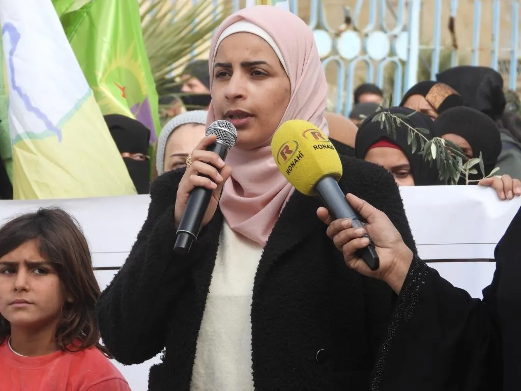 ​​​​​​​Şêniyên Tebqa û Reqayê jî li dijî êrişên li ser Efrînê derketin xwepêşandanê