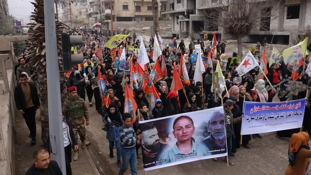 ​​​​​​​Şêniyên Tebqa û Reqayê jî li dijî êrişên li ser Efrînê derketin xwepêşandanê