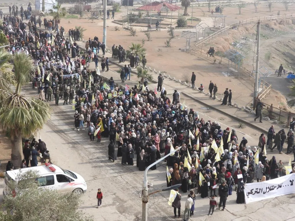 ​​​​​​​Şêniyên Tebqa û Reqayê jî li dijî êrişên li ser Efrînê derketin xwepêşandanê