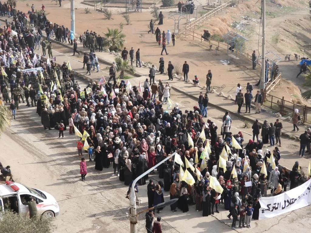​​​​​​​Şêniyên Tebqa û Reqayê jî li dijî êrişên li ser Efrînê derketin xwepêşandanê