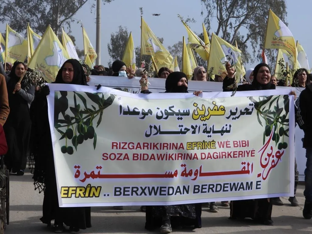 ​​​​​​​Şêniyên Tebqa û Reqayê jî li dijî êrişên li ser Efrînê derketin xwepêşandanê