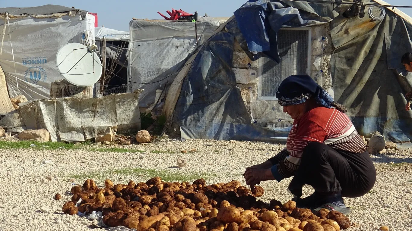 Xelkê koçber li hember dorpêçê berê xwe dide efarê