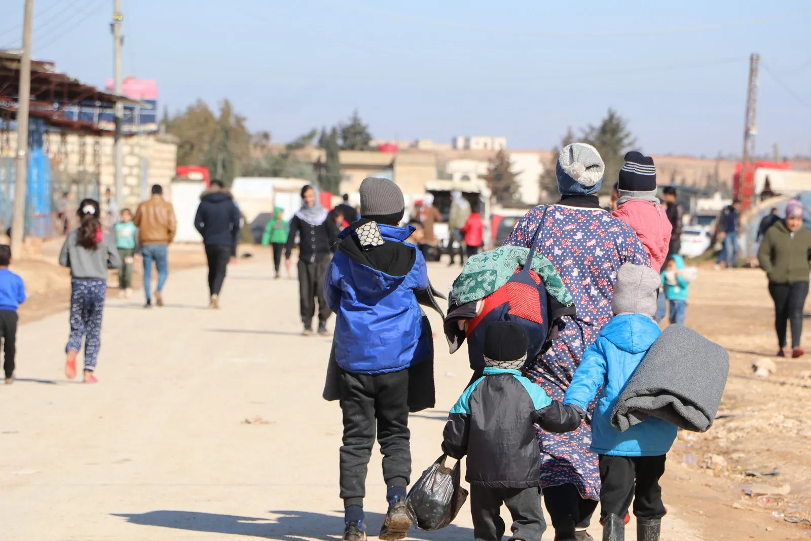 Koçberên Efrînê pariyê nan bi mexdûrên erdhejê re parve dikin
