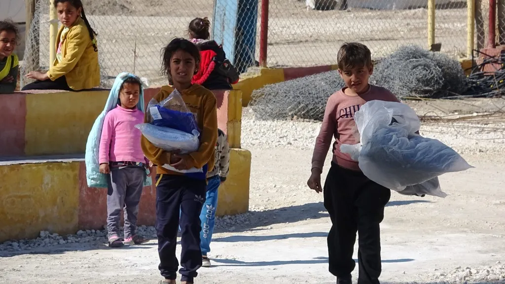 Şêniyên Eyn Îsayê alîkariyê ji mexdûrên erdhejê re kom dike