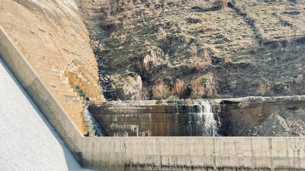 Dîwarê bendava li Qilebanê qelişî ye û jiyana bi hezaran mirovan di xeteriyê de ye