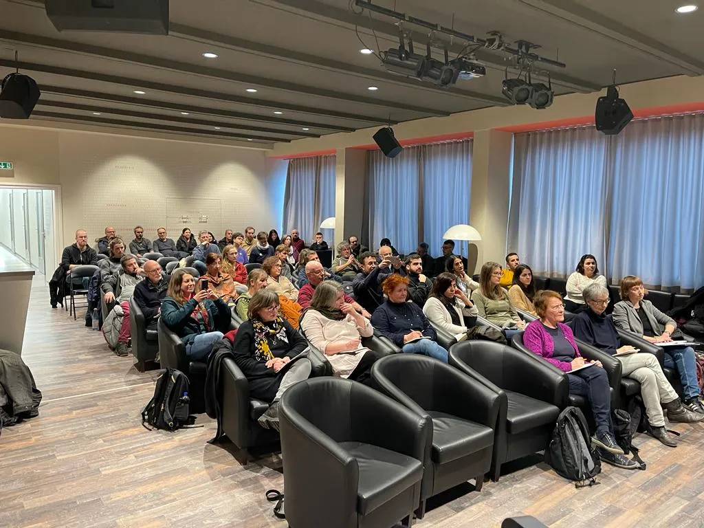 ​​​​​​​Li Almanyayê nûnertiya Rêveberiya Xweser konferanseke perwerdehiyê li dar xist