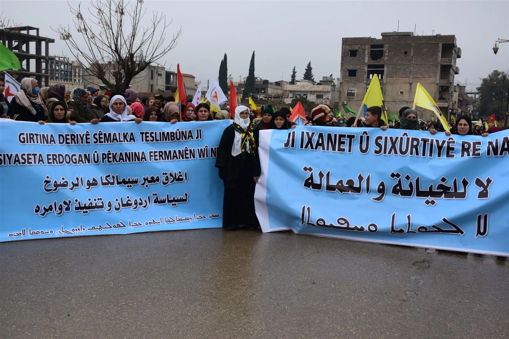 Siyasetmedar û rûspiyan girtina deriyên bi Bakur û Rojhilatê Sûriyeyê re şermezar kir