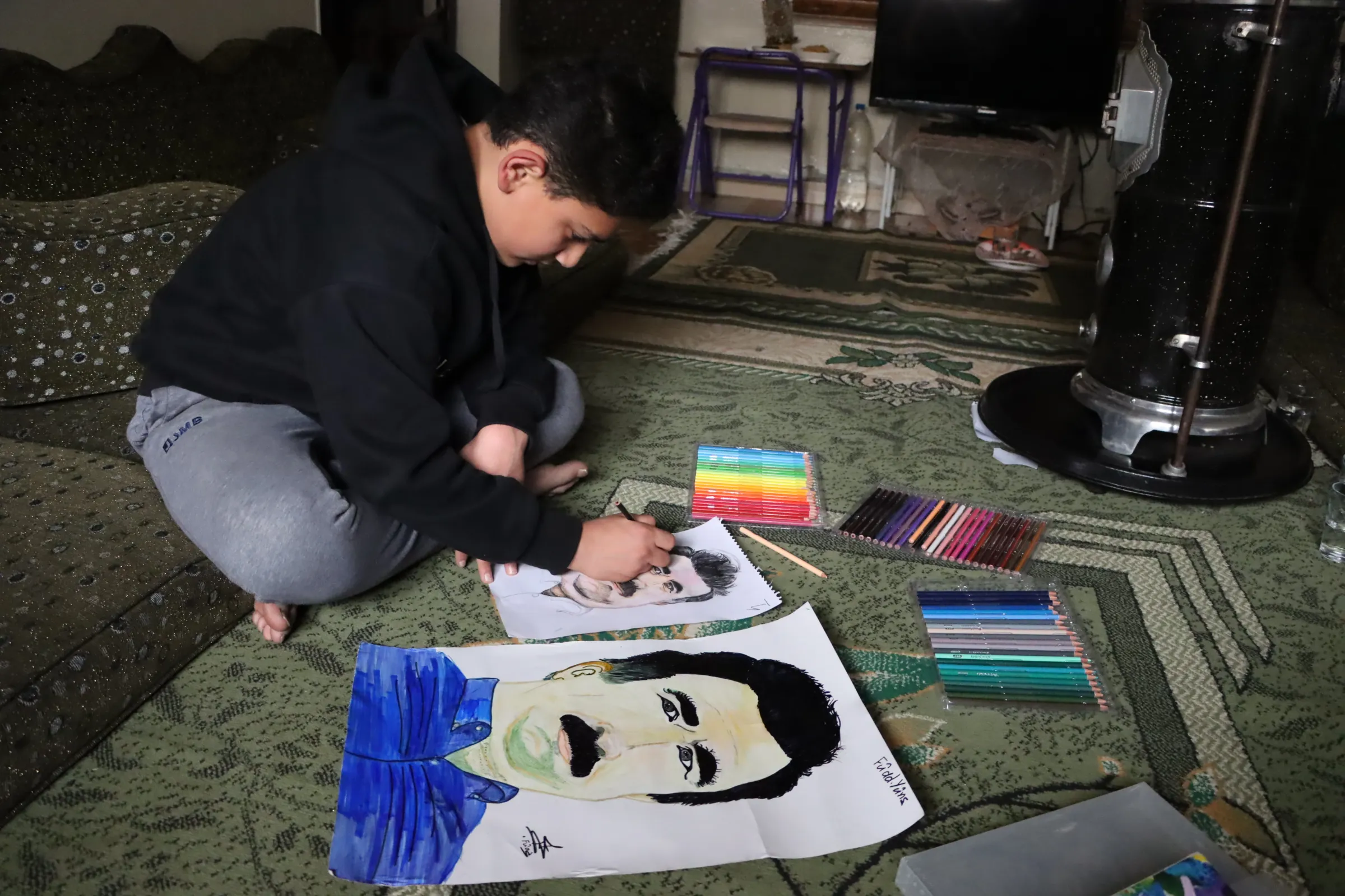 Bi tiliyên xwe yên biçûk wêneyên rêber Ocalan çêdikin