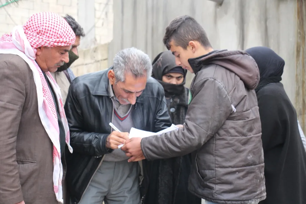 ​​​​​​​Dêrazor û Minbic bi girseyî tev li hemleya komkirina îmzeyan bûn