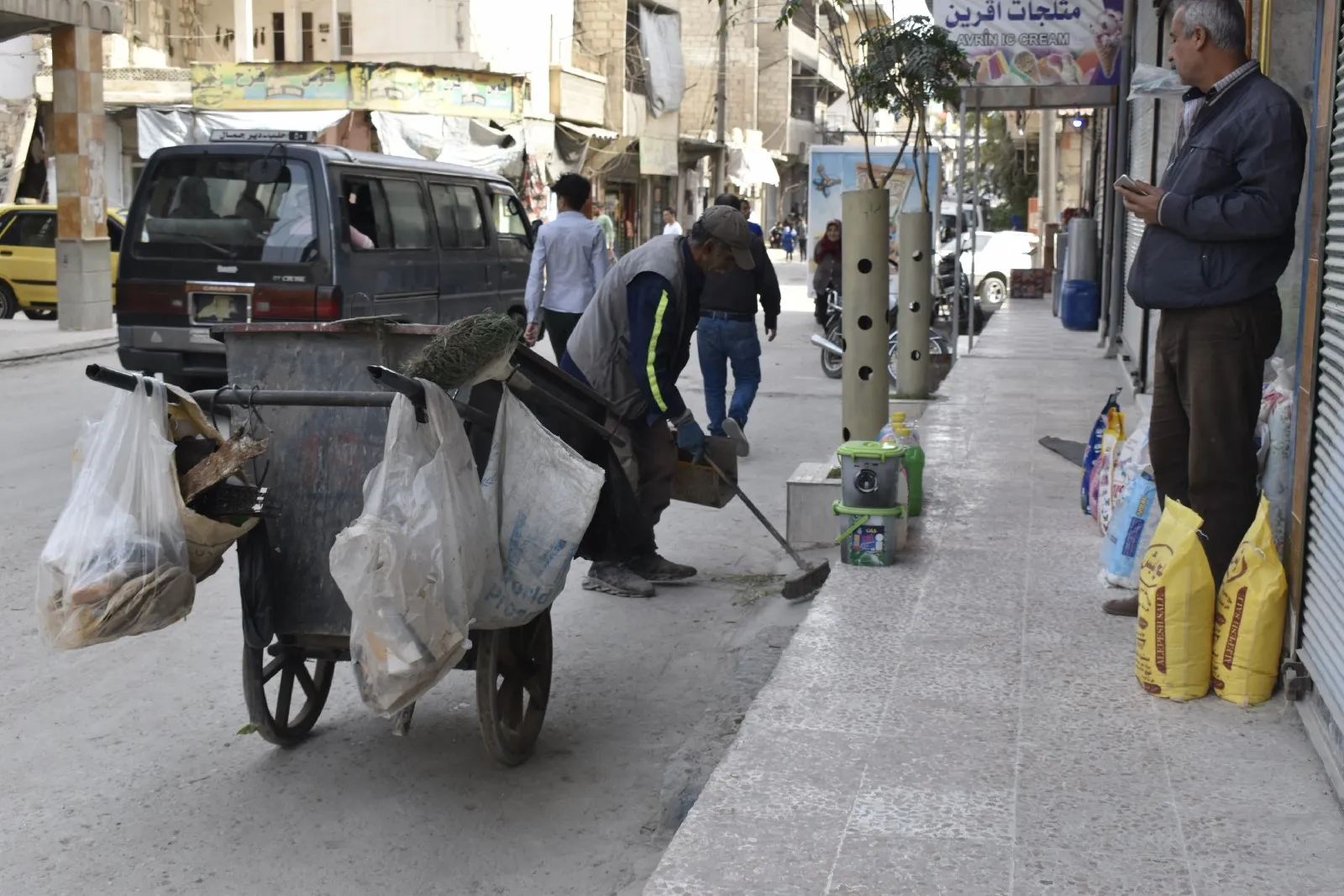 ​​​​​​​Ji ber dorpêça li ser her du taxên Şêxmeqsûd û Eşrefiyê bi destan taxan paqij dikin