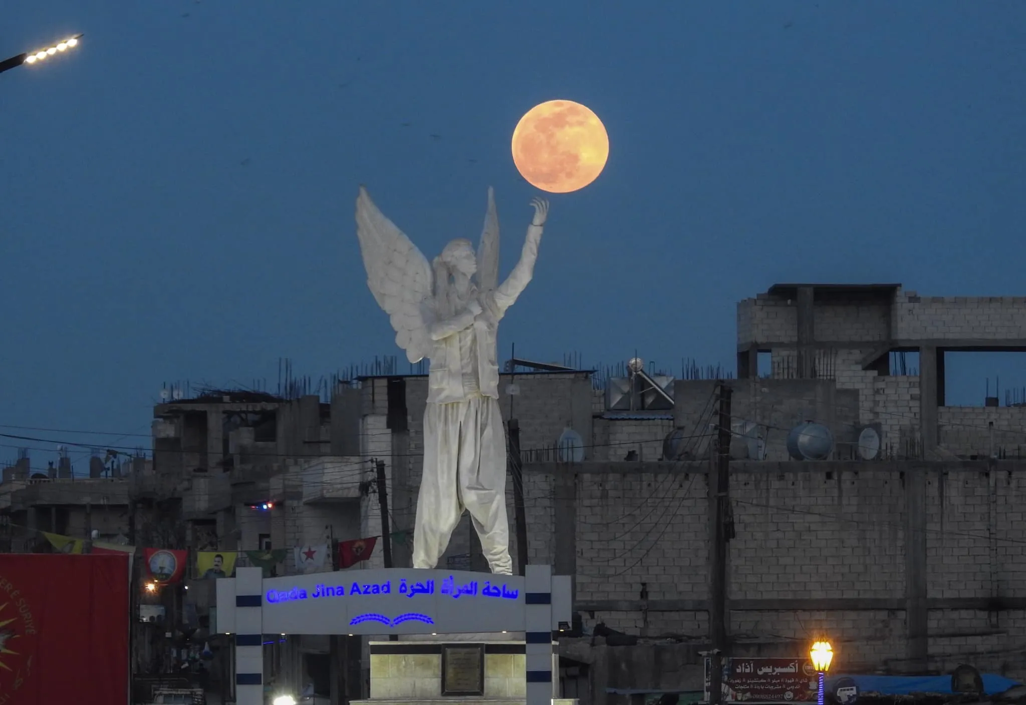 ​​​​​​​`Jina Firatî` peykerên din tînin bîra mirov