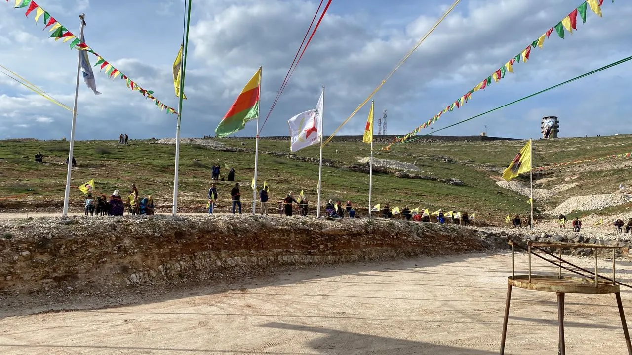 ​​​​​​​Gelên Bakûr û Rojhilatê Suriyê diherikin qadên Newrozê