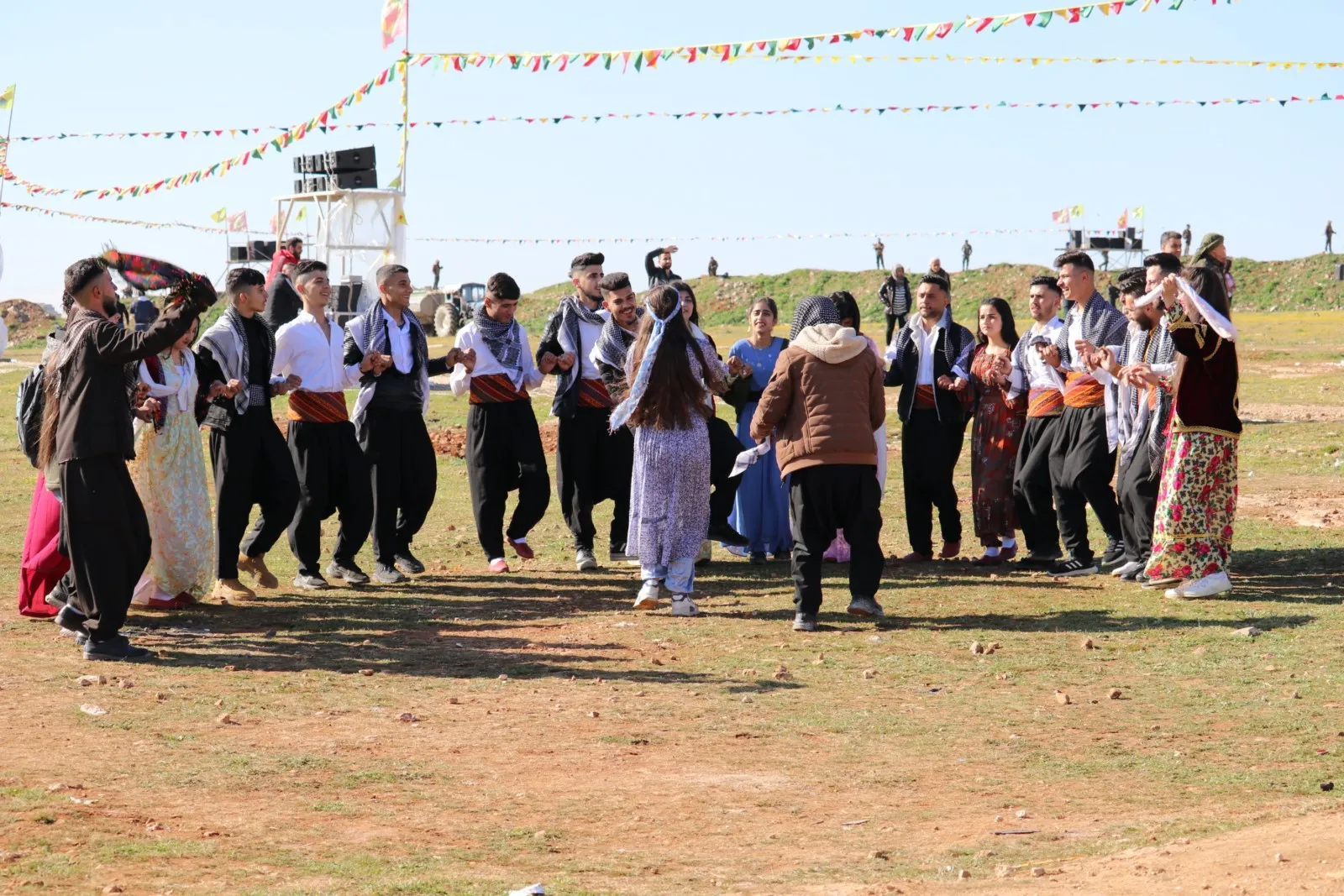 ​​​​​​​Gelên Bakûr û Rojhilatê Suriyê diherikin qadên Newrozê
