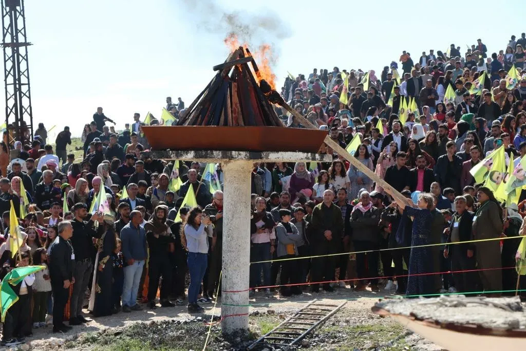 ​​​​​​​Bi dirûşmeyên 'Bijî Serok Apo' agirê Newrozê li 11 navendan hil bû