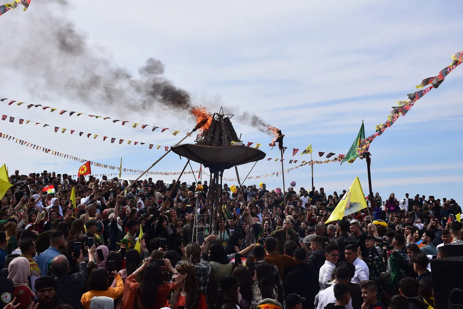 ​​​​​​​Bi dirûşmeyên 'Bijî Serok Apo' agirê Newrozê li 11 navendan hil bû