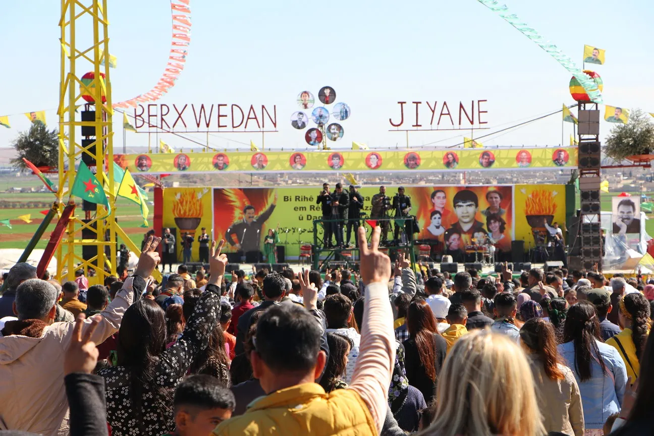 ​​​​​​​Bi dirûşmeyên 'Bijî Serok Apo' agirê Newrozê li 11 navendan hil bû