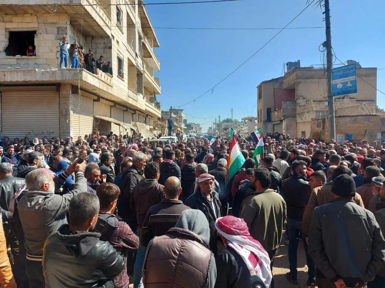 Li Efrînê bi hezaran kes ji bo oxirkirina şehîdên Newrozê kom bûne