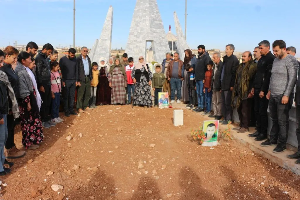 Şêniyên Kobanê şehîd Celo Kobanê di çilrojiya wî de bi bîr anî