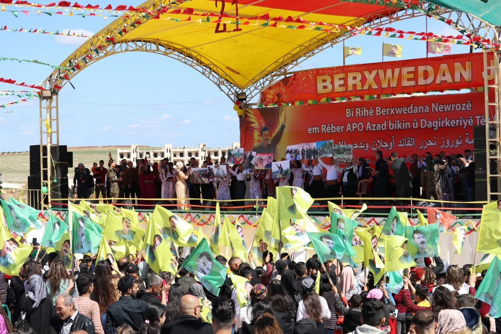 ​​​​​​​Bi dirûşmeyên 'Bijî Serok Apo' agirê Newrozê li 11 navendan hil bû