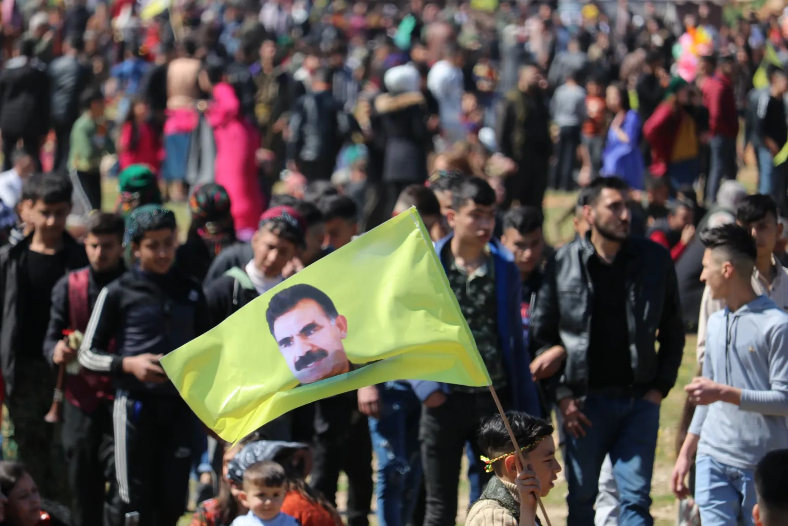 ​​​​​​​Bi dirûşmeyên 'Bijî Serok Apo' agirê Newrozê li 11 navendan hil bû