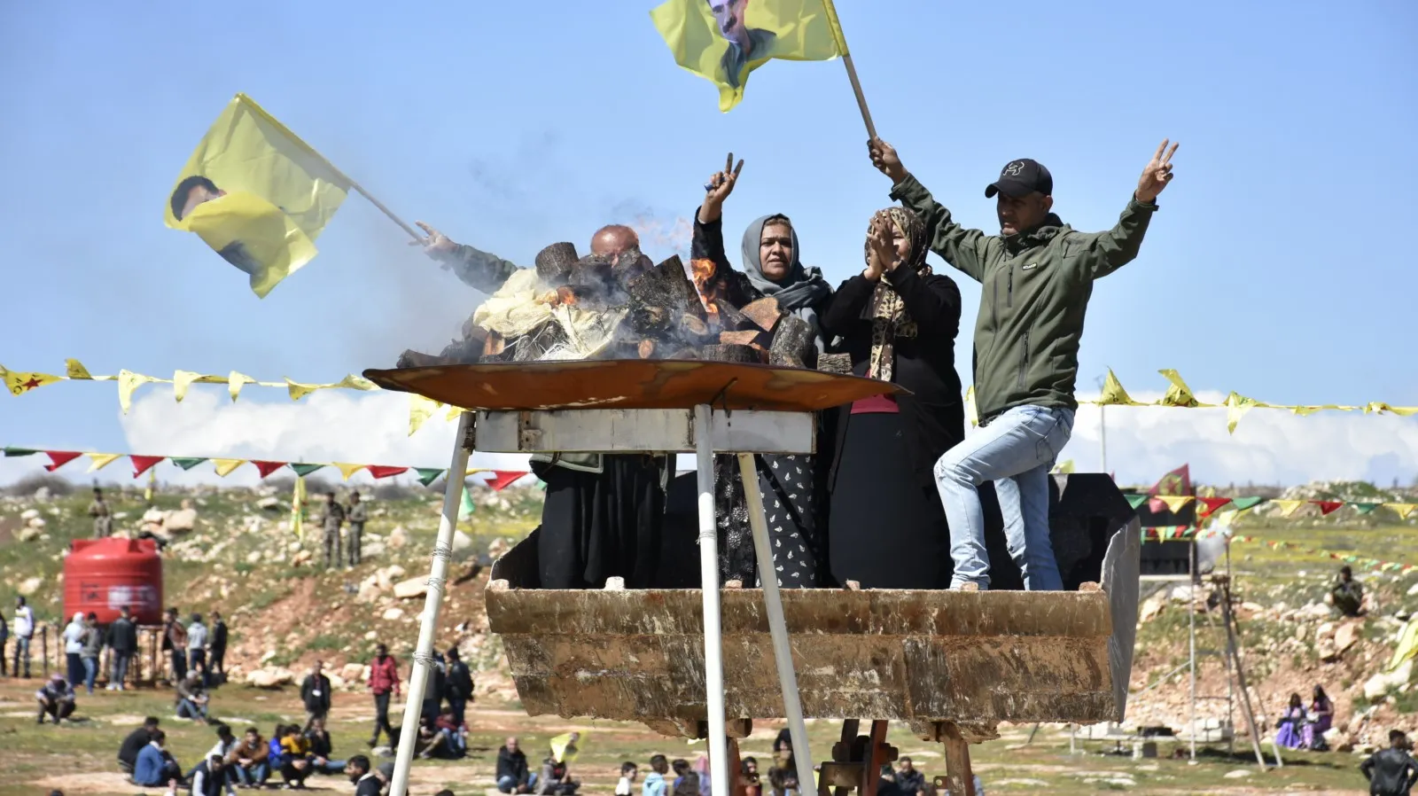 ​​​​​​​Bi dirûşmeyên 'Bijî Serok Apo' agirê Newrozê li 11 navendan hil bû
