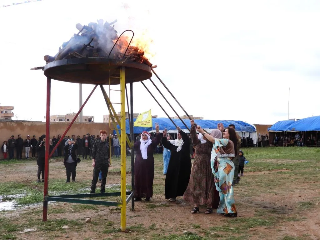 Bi cilên erebî û kurdî agirê Newrozê pê xistin
