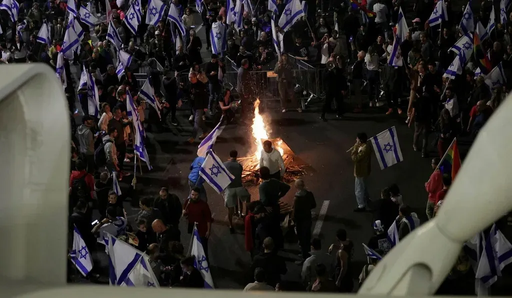 Xwepêşandêrên li Îsraîlê zextê li Netanyahu dikin
