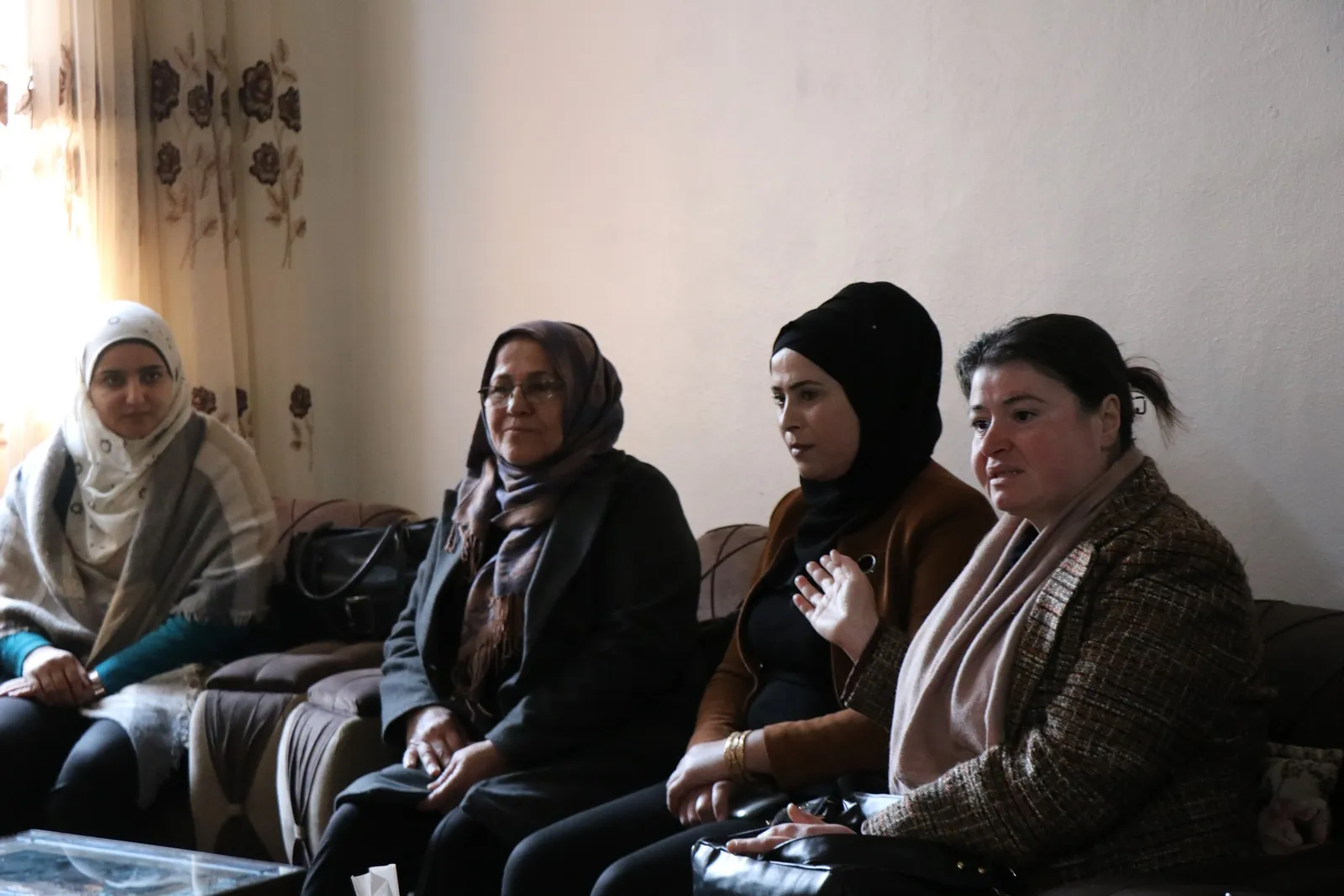 Şandeyeke jinan serdana Helebê kir