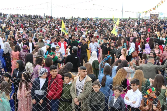 Pîrozbahiyên Newroza Bakûr û Rojhilatê Suriyê bi dirûşmeyên azadiyê bi dawî bûn